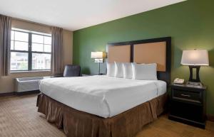 Studio with One King Bed - Non-Smoking room in Extended Stay America Suites - Chicago - O'Hare