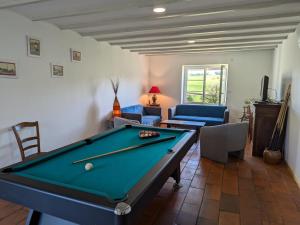 Maisons de vacances Maison spacieuse avec piscine privee, climatisation, Wi-Fi, animaux acceptes et parking - FR-1-653-268 : photos des chambres