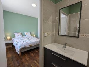Maisons de vacances Maison spacieuse avec piscine privee, climatisation, Wi-Fi, animaux acceptes et parking - FR-1-653-268 : photos des chambres