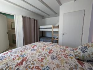 Maisons de vacances Maison spacieuse avec piscine privee, climatisation, Wi-Fi, animaux acceptes et parking - FR-1-653-268 : photos des chambres
