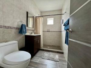 Casa contemporánea a pasos de galerías y averanda