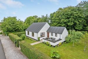 Lille hus nær by og hav