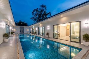 T M L-Hidden Manor Pool villa-6 bedrooms-Luxury KTV & Billiards - Private Party Paradise