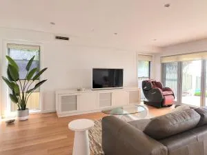 Beachfront Bliss 4BR Villa Direct Beach Access - Taren Point