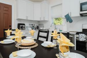 Large 3BR & 2BA Milton Apt w Free Parking, Balcony, TV, AC 141