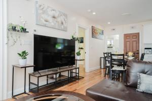 Large 3BR & 2BA Milton Apt w Free Parking, Balcony, TV, AC 141