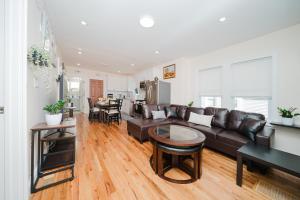 Large 3BR & 2BA Milton Apt w Free Parking, Balcony, TV, AC 141