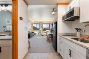 2756 Slopeside condo