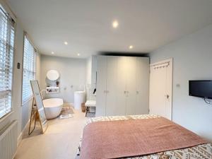 Stunning Modern 2-Floor House with 3 Ensuite Rooms
