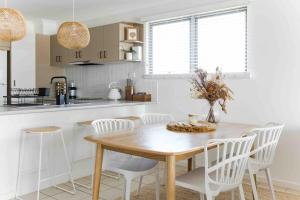 Bright & cosy 2 bed, 2 bath apartment, with pool