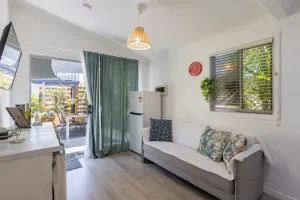 Zen Escape Guest House " Location 2" - Zen Garden Tiny Home, Nooky Studio - Albany Creek