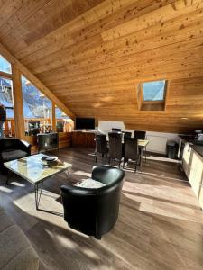 APT lumineux 8 à 13 pers, au pied des pistes