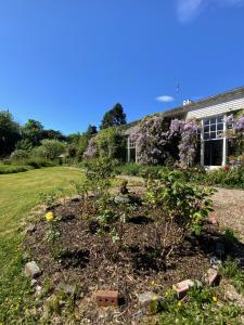 Parteen A Lax, River House & Gardens