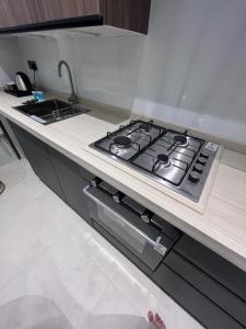 شقة بغرفة نوم وصالة ومطبخ 3