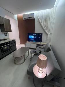 شقة بغرفة نوم وصالة ومطبخ 3