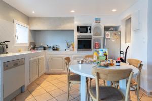 Maisons de vacances Superbe maison avec piscine en plein coeur du village : photos des chambres