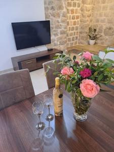 Stara kamena kuca Lustica