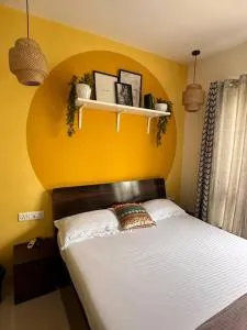 Sunflower Pvt Studio Room in Koregaon Park with AC WiFi Smart TV - Yeraoda