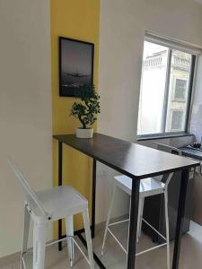 Sunflower Pvt Studio Room in Koregaon Park with AC WiFi Smart TV