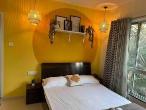 Sunflower Pvt Studio Room in Koregaon Park with AC WiFi Smart TV