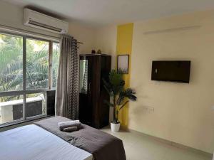 Sunflower Pvt Studio Room in Koregaon Park with AC WiFi Smart TV