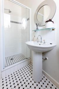 St Kilda Studio Apartment walking distance to the beach