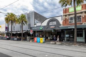 St Kilda Studio Apartment walking distance to the beach