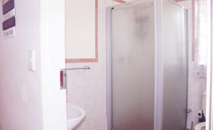 Affordable Decent Private Room In a Shared Apartment with a Pool