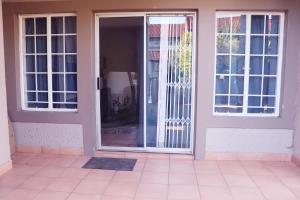 Affordable Decent Private Room In a Shared Apartment with a Pool