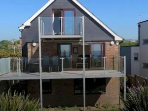 Pass the Keys Beachfront Bliss at Laughing Water - Icklesham