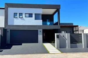 Beautiful holiday home with pool and pizza oven - Milnerton