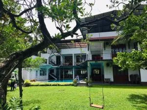 New Lavan Bolgoda - 拉维尼亚山