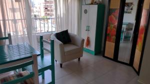 Depto luminoso, alegre y a una cuadra del mar