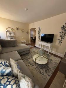 Charming 1 BR Apt 6 miles from Downtown!