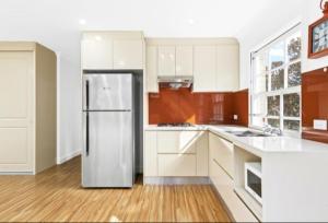 Urban Escape - Penthouse Suite in leafy North Shore