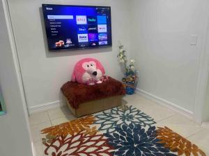 King Flamingo Guest Suite