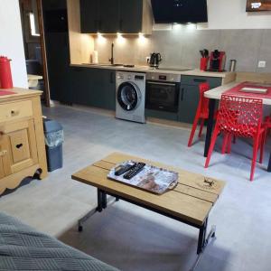 Joli appartement T2, la clairière du lac, rez de jardin, terrasse fermée, parking