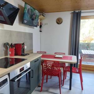 Joli appartement T2, la clairière du lac, rez de jardin, terrasse fermée, parking
