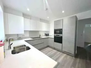 Tasteful furnished modern 3 bedroom detached home - Abbots Langley