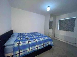 Tasteful furnished modern 3 bedroom detached home