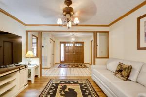 Hot Tub and Fire Pit Creekside Gatlinburg Getaway!