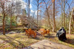 Hot Tub and Fire Pit Creekside Gatlinburg Getaway!