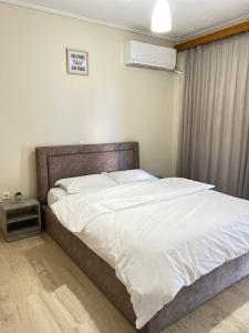 Mamour Apartments, Near Tram & 8 to Beach, Queen Bed Comfort