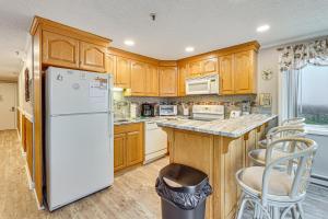 Snowshoe Condo with Mtn Views, Walk to Ski Lift