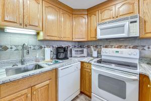 Snowshoe Condo with Mtn Views, Walk to Ski Lift