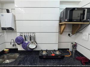 Cozy 1BHK with City View in Bandra West 401