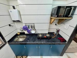 Cozy 1BHK with City View in Bandra West 401