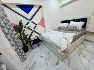 Cozy 1BHK with City View in Bandra West 401