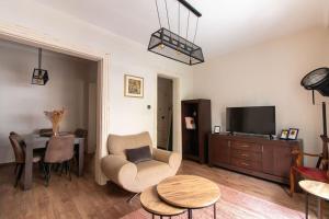 Historic 2BR Nisantasi Sisli Flat High Ceilings