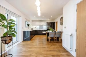 Beautiful 4BH with Study - 8 walk to Lake- Ideal for Contractors, Business and Family!